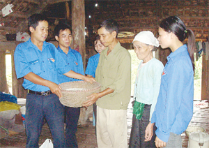 Hưởng ứng việc học tập và làm theo tấm gương đạo đức Hồ Chí Minh, ĐV-TN xã Quy Mỹ (Tân Lạc)  tham gia quyên góp gạo giúp đỡ ngườinghèo. (ảnh: TL)
